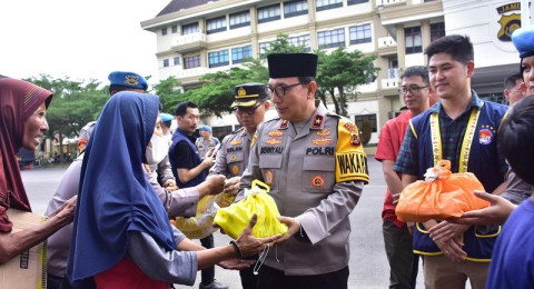 Berkah Ramadhan, Polda Jambi Bagikan Ratusan Paket Takjil dan Sembako